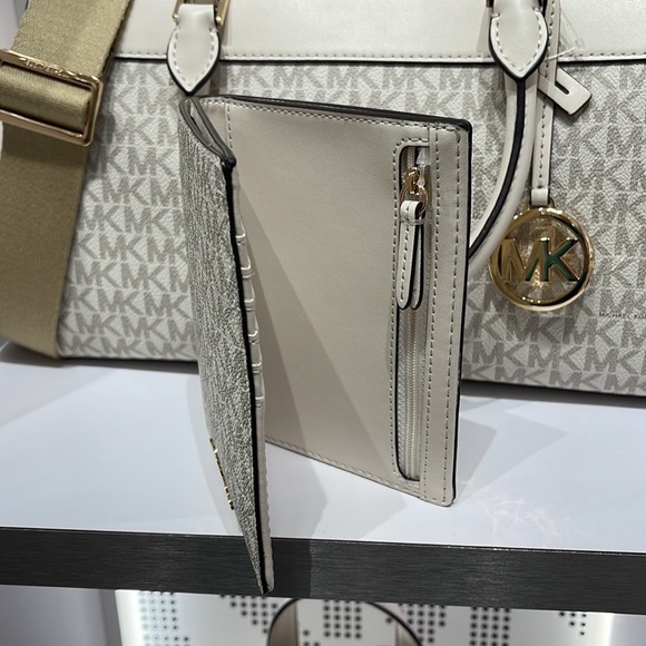 Michael Kors Jet Set Travel Passport Wallet
Light Cream Signature/Golden-Tone - Picture 2 of 16